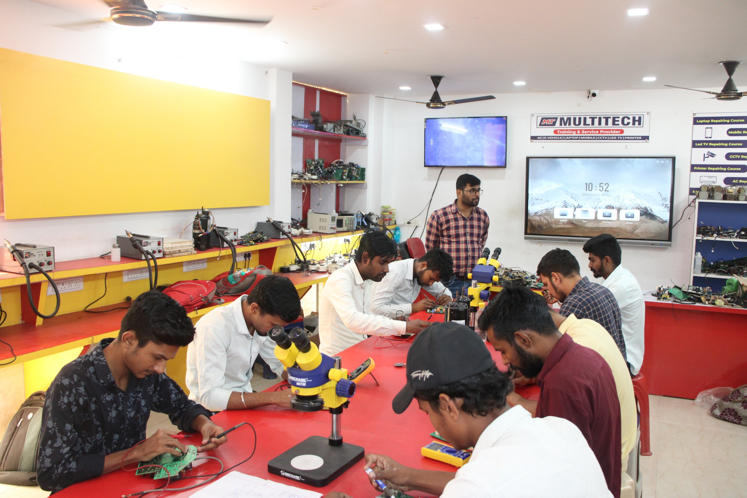 Choosing the Right AC PCB Repairing Institute
